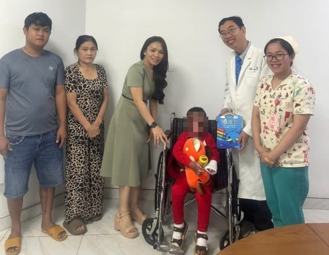 Bé trai ở Tây Ninh bị cha đổ xăng phóng hoả đã khoẻ lại- Ảnh 2.