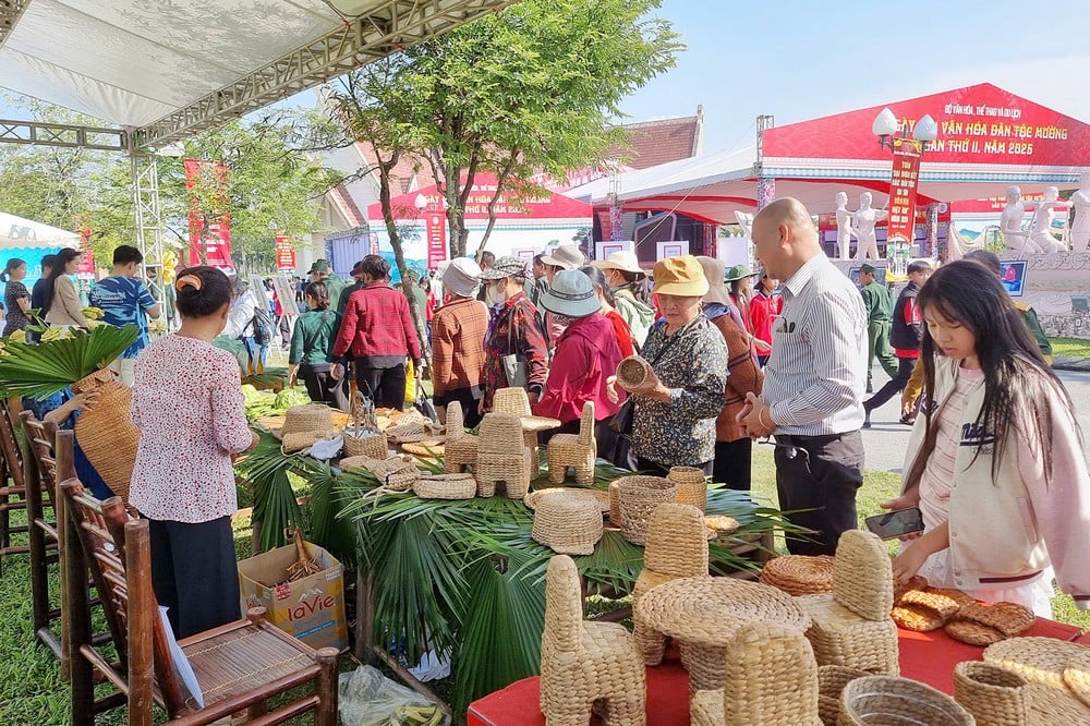 บูธหัตถกรรมของวินห์ลองดึงดูดผู้เยี่ยมชมเป็นจำนวนมาก