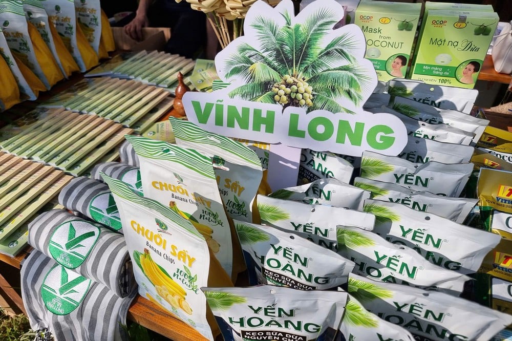 มีการจัดแสดงผลิตภัณฑ์ OCOP ของจังหวัดวิญลองในกิจกรรมนี้