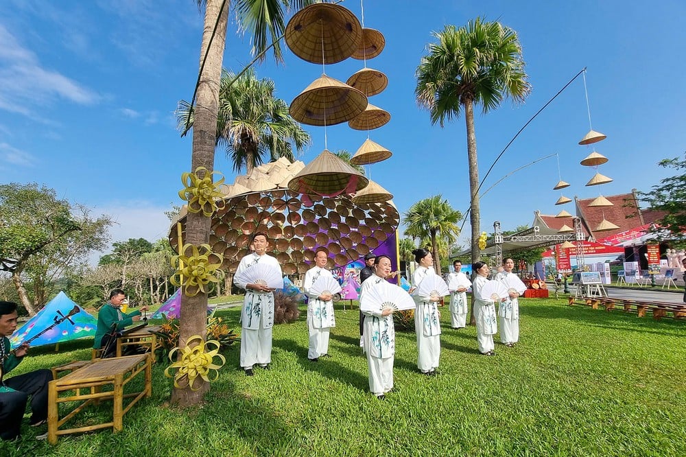 การแสดงบทกวีของ Luc Van Tien