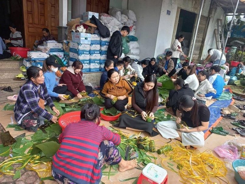 Orang ramai di komune Tra Bong membungkus banh chung dan banh tet untuk dihantar ke kawasan yang terjejas teruk akibat banjir di wilayah Dak Lak. Foto: Vien Nguyen