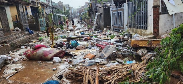 Cứu trợ miền Trung: Thùng nước của thầy giáo và tấm lòng người Phú Yên- Ảnh 6.