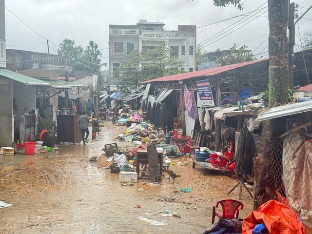 Cứu trợ miền Trung: Thùng nước của thầy giáo và tấm lòng người Phú Yên- Ảnh 7.