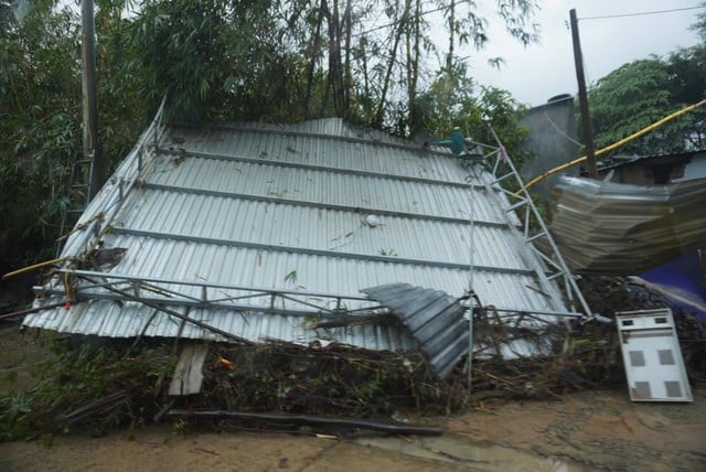 Cứu trợ miền Trung: Thùng nước của thầy giáo và tấm lòng người Phú Yên- Ảnh 8.