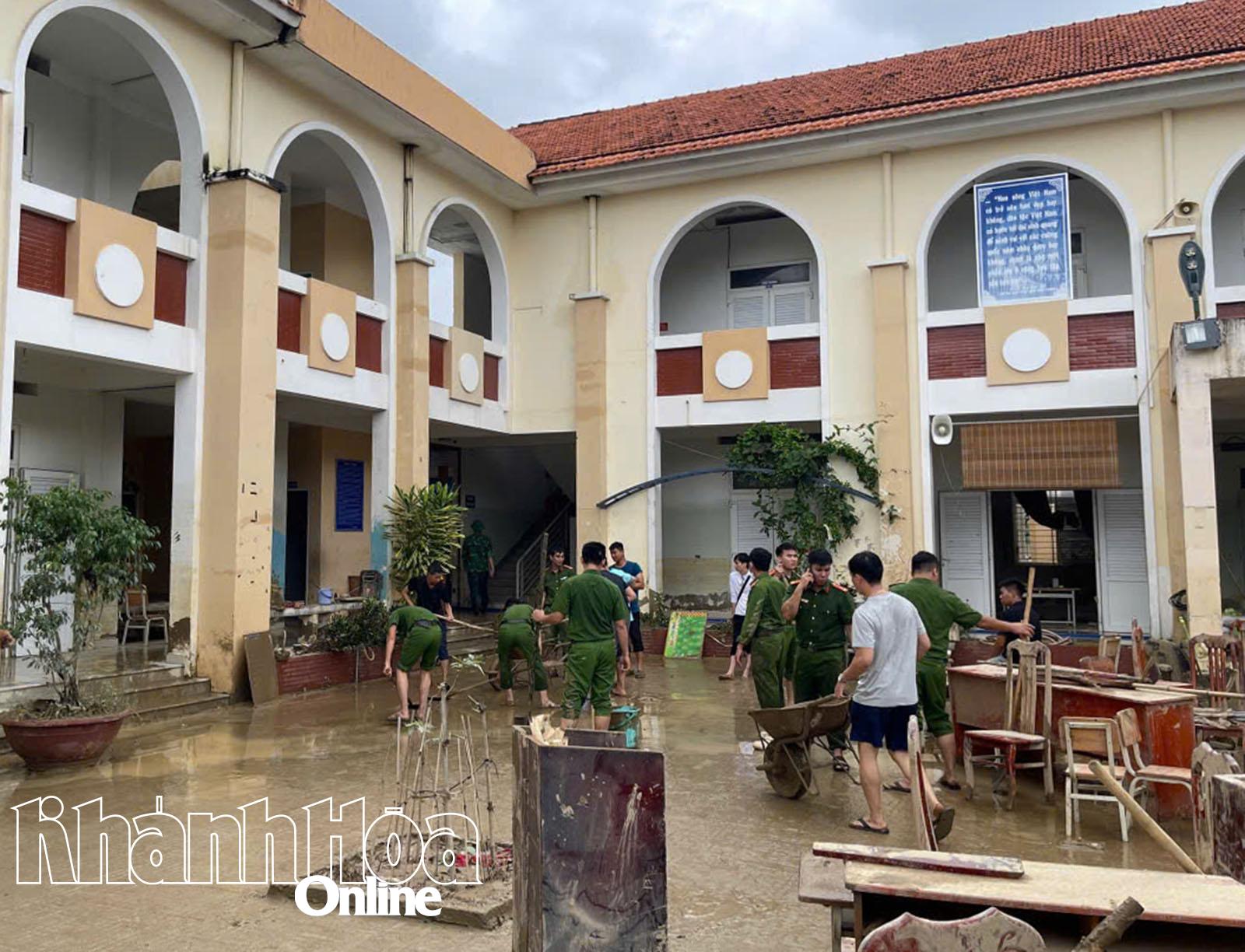Officers and soldiers of the Drug Crime Investigation Police Department of the Provincial Police joined hands to clean up mud and soil caused by floods at schools in the province.