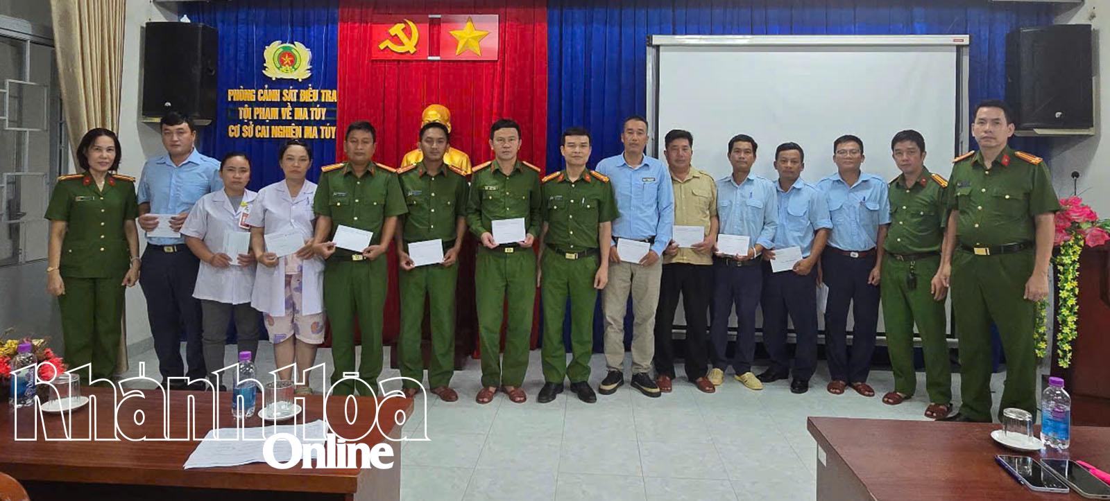 Leaders of the Drug Crime Investigation Police Department of the Provincial Police came to encourage and give financial support to officers and workers of Rehabilitation Center No. 1 who suffered damage due to floods.