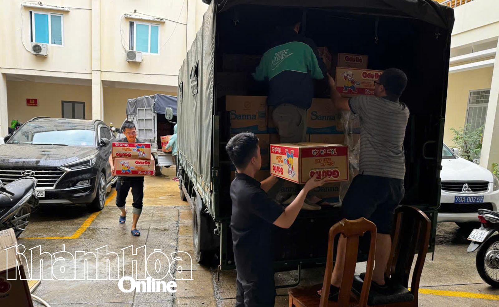 Officers and soldiers of the Drug Crime Investigation Police Department urgently delivered necessities to support the people.