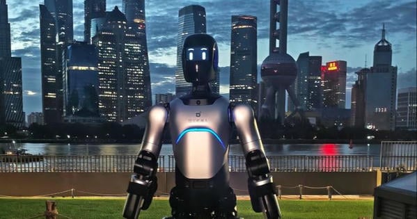 Robot hình người Trung Quốc lập kỷ lục Guinness với hành trình đi bộ liên tỉnh 106 km