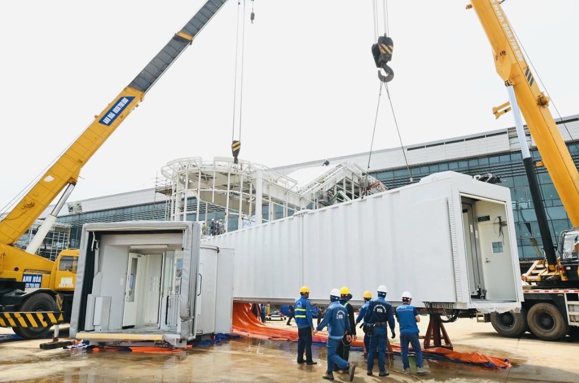 ដំណាក់កាលទី 1 រួមមានផ្លូវរត់ ចំណតអ្នកដំណើរ និងហេដ្ឋារចនាសម្ព័ន្ធបន្ថែម ដែលមានសមត្ថភាពផ្ទុកអ្នកដំណើរ 25 លាននាក់ និងទំនិញ 1.2 លានតោនក្នុងមួយឆ្នាំ។