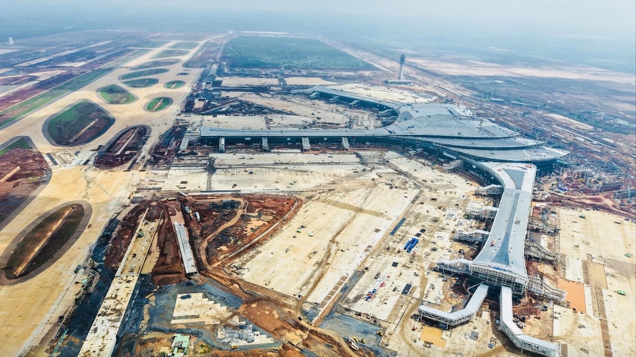 ក្នុងរយៈពេលប៉ុន្មានថ្ងៃកន្លងមកនេះ វិស្វករ និងកម្មករបាននឹងកំពុងដំឡើងបំពង់កែវពង្រីក ដើម្បីដឹកនាំអ្នកដំណើរពីស្ថានីយទៅកាន់ចំណតយន្តហោះ។