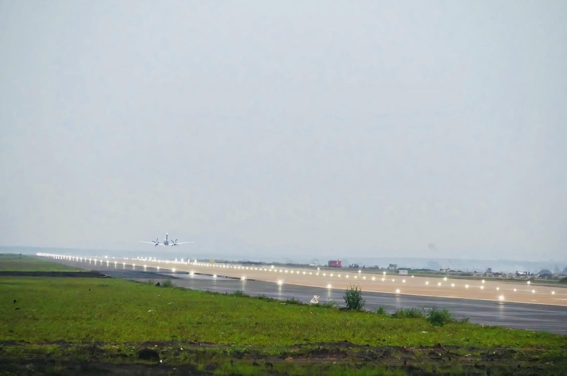 ផ្លូវរត់ត្រូវបានបញ្ចប់ ឧបករណ៍ត្រូវបានដំឡើង និងក្រិតតាមខ្នាត និងមានលក្ខណៈសម្បត្តិគ្រប់គ្រាន់សម្រាប់ប្រតិបត្តិការ។