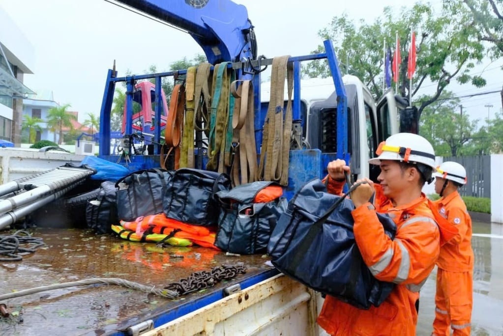 Trabalhadores da área de energia preparam materiais e equipamentos para ir apoiar Dak Lak.