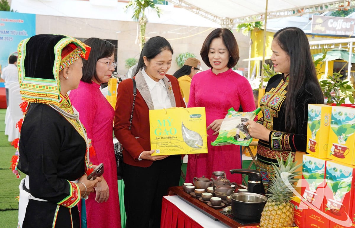 Delegáti navštíví stánek s produktovou prezentací.