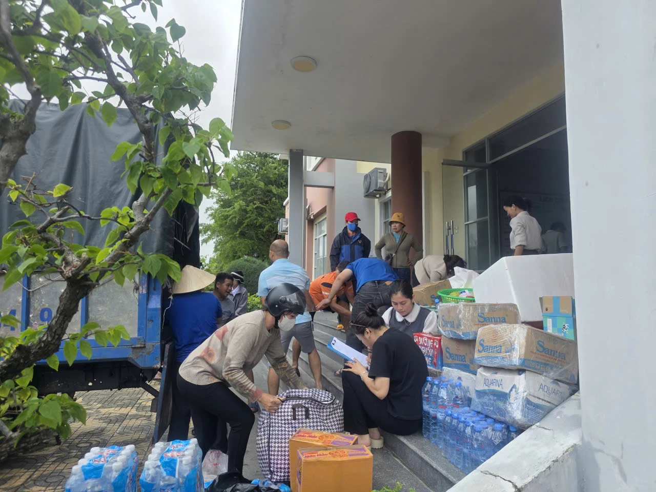 Сбор гуманитарной помощи для транспортировки в сильно затопленные районы.