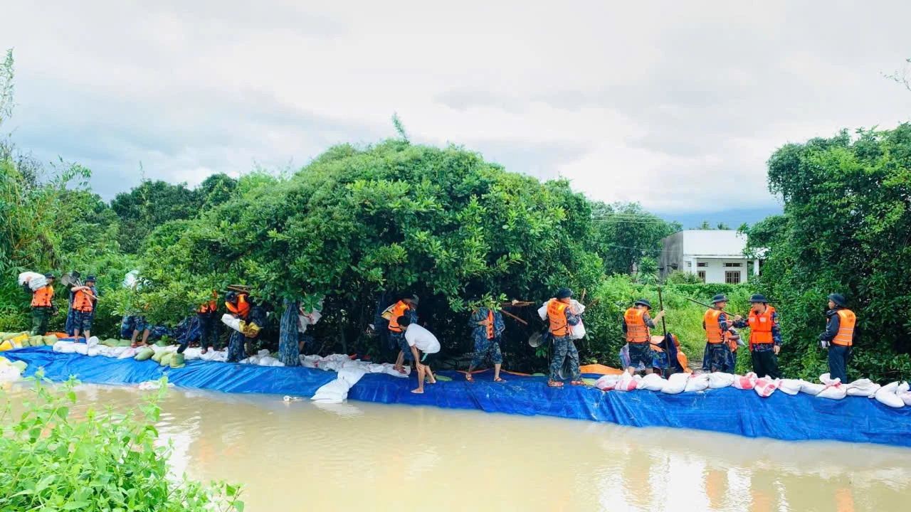 Вооруженные силы укрепляют каналы и плотины в дождливые и паводковые дни.