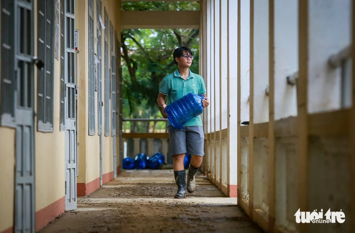 Nhiều trường học vùng lũ khẩn trương khắc phục để đón học sinh trở lại trường- Ảnh 3.