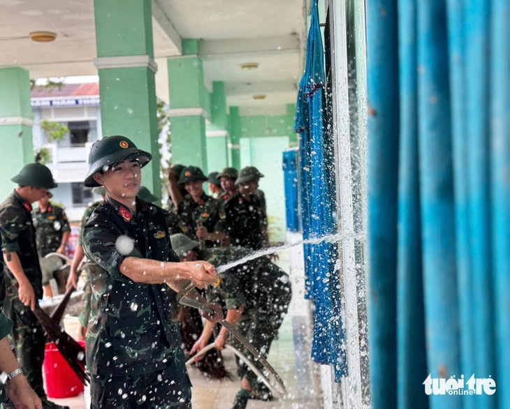Nhiều trường học vùng lũ khẩn trương khắc phục để đón học sinh trở lại trường- Ảnh 9.
