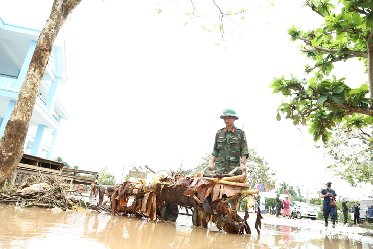 Nhiều trường học vùng lũ khẩn trương khắc phục để đón học sinh trở lại trường- Ảnh 10.
