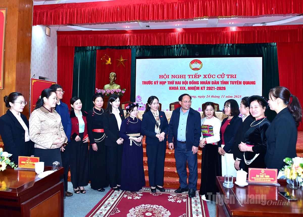 Phó Bí thư Thường trực Đảng ủy UBND tỉnh Nông Thị Bích Huệ tiếp xúc cử tri xã Nà Hang