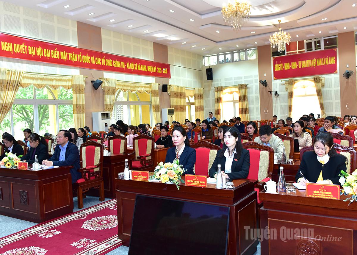 Stały zastępca sekretarza Prowincjonalnego Komitetu Partii Nong Thi Bich Hue wraz z Grupą Delegacyjną nr 1 Prowincjonalnej Rady Ludowej spotkał się z wyborcami z gminy Na Hang.