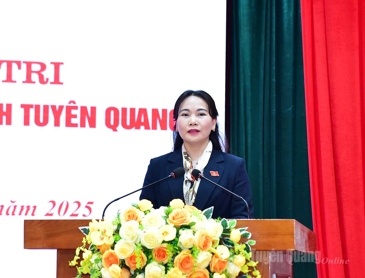 Stały zastępca sekretarza prowincjonalnego komitetu partii Nong Thi Bich Hue przemawiał na spotkaniu z wyborcami z gminy Na Hang.