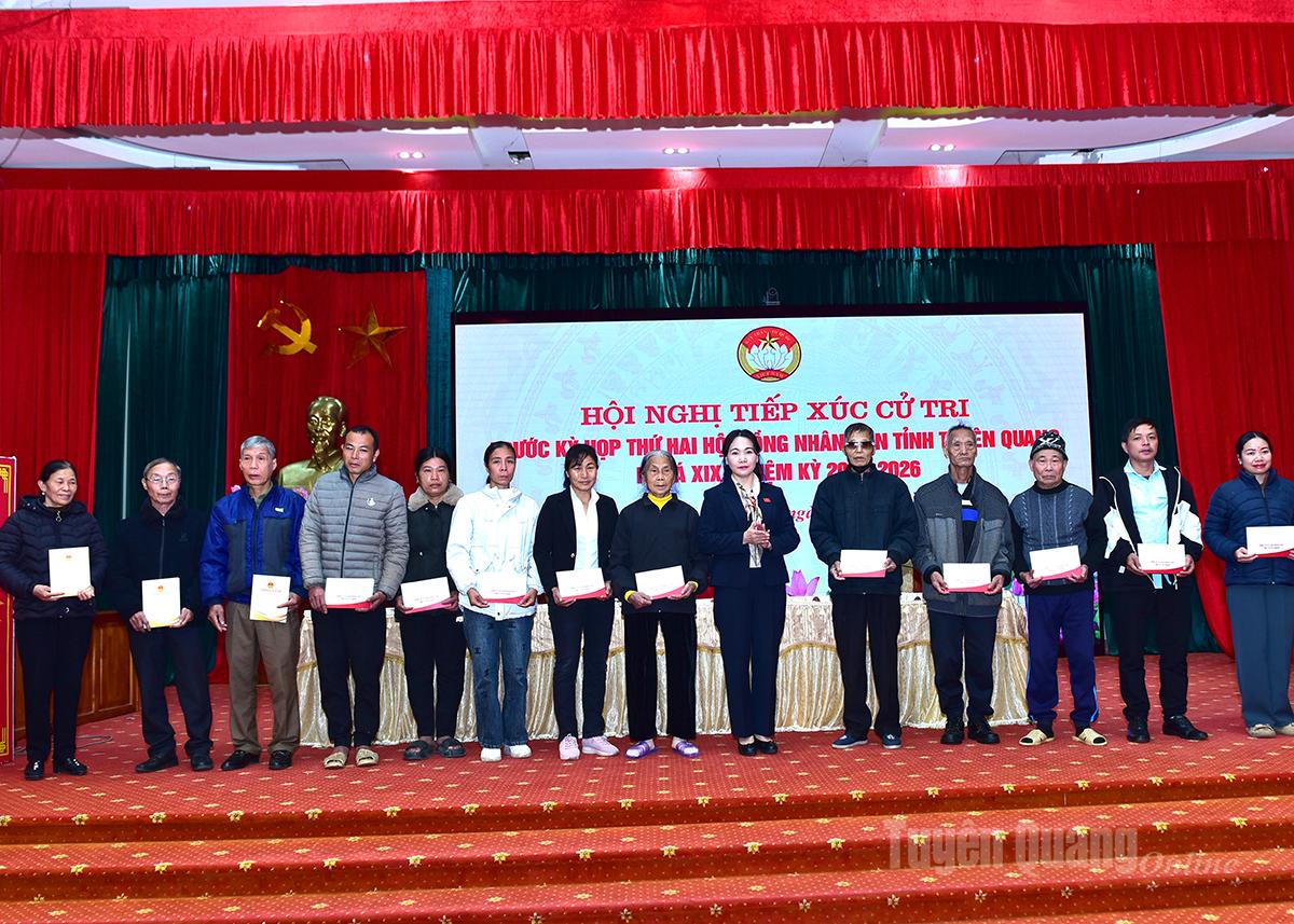 Stały zastępca sekretarza prowincjonalnego komitetu partii Nong Thi Bich Hue wręczył prezenty rodzinom polityków znajdujących się w trudnej sytuacji życiowej w gminie Na Hang.