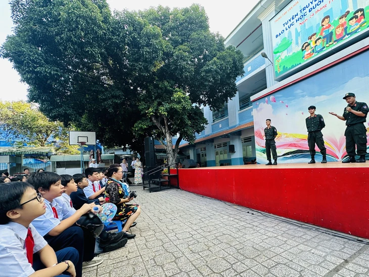 Cảnh sát đặc nhiệm đến trường học hướng dẫn chống bạo lực học đường, bắt cóc online - Ảnh 1.