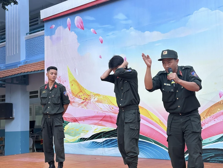 Cảnh sát đặc nhiệm đến trường học hướng dẫn chống bạo lực học đường, bắt cóc online - Ảnh 2.
