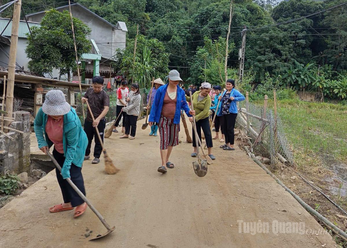 A Yen Hoa Községi Gazdálkodók Egyesülete mozgalmat indított a falusi utak és sikátorok megtisztítására, amelyhez nagyszámú tag csatlakozott.