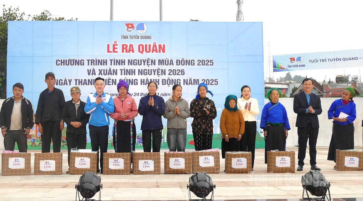 Delegatene delte ut gaver til vanskeligstilte husholdninger i området.