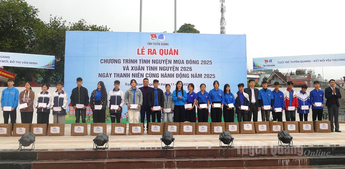 Ledere av den provinsielle ungdomsunionen og Pa Vay Su kommune overrakte gaver til studenter i vanskelige omstendigheter.