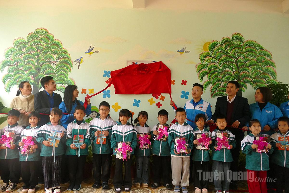 Delegatene trakk i snoren for å innvie det grønne biblioteket ved Coc Pai barneskole i Pa Vay Su kommune.