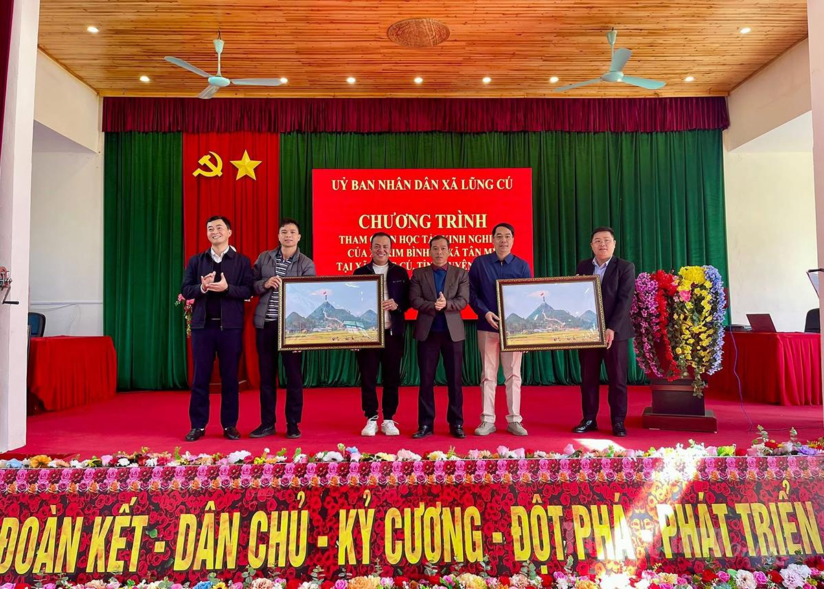 Przywódcy gminy Lung Cu wręczyli pamiątki delegacji roboczej.