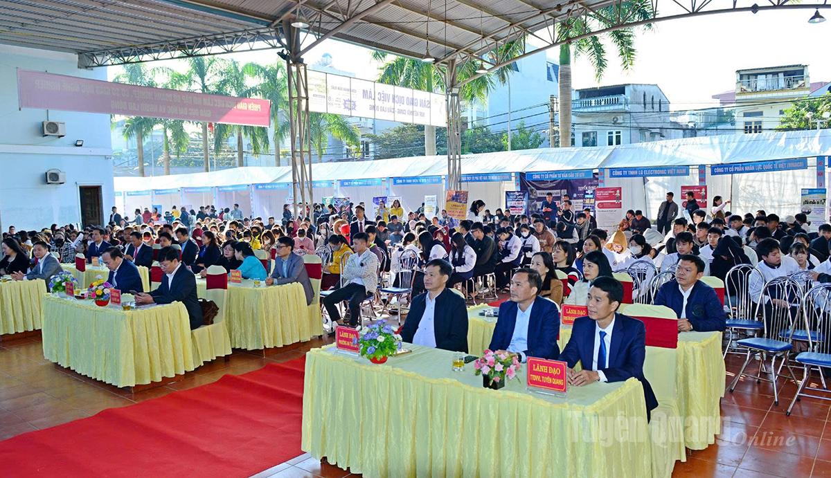 روسای واحدها و بنگاههای اقتصادی در مراسم افتتاحیه نمایشگاه کار شرکت کردند.