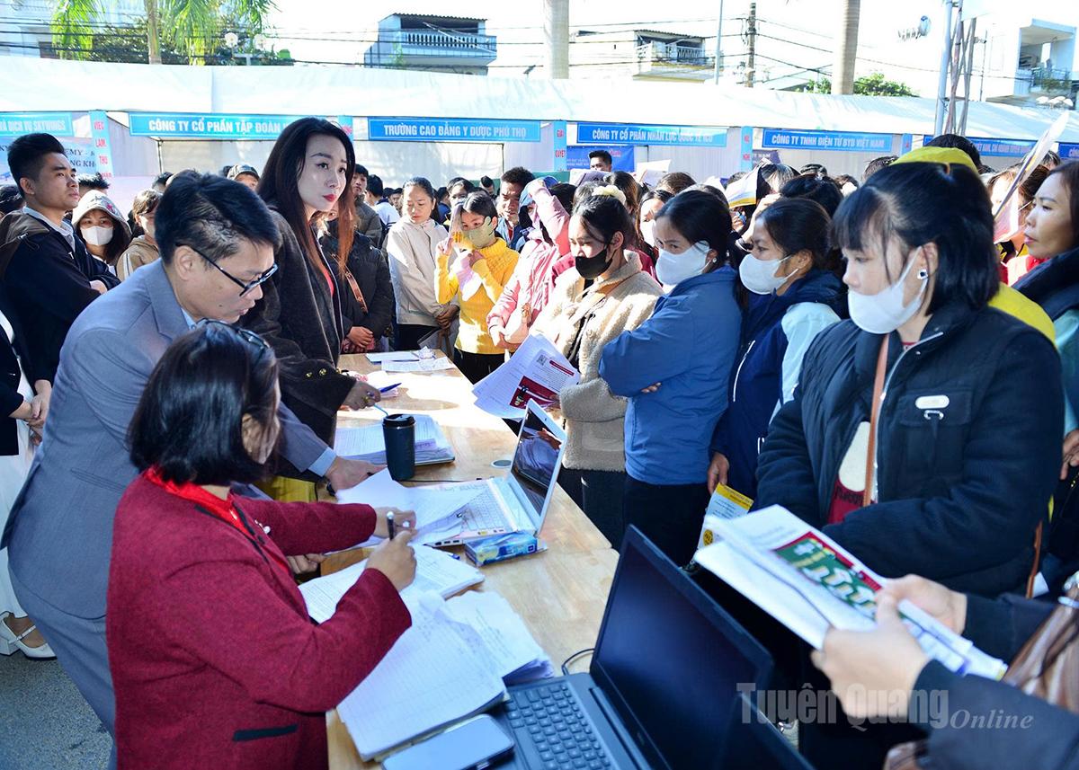 تعداد زیادی از کارگران، دانشجویان و دانشآموزان در نمایشگاه کار شرکت کردند.