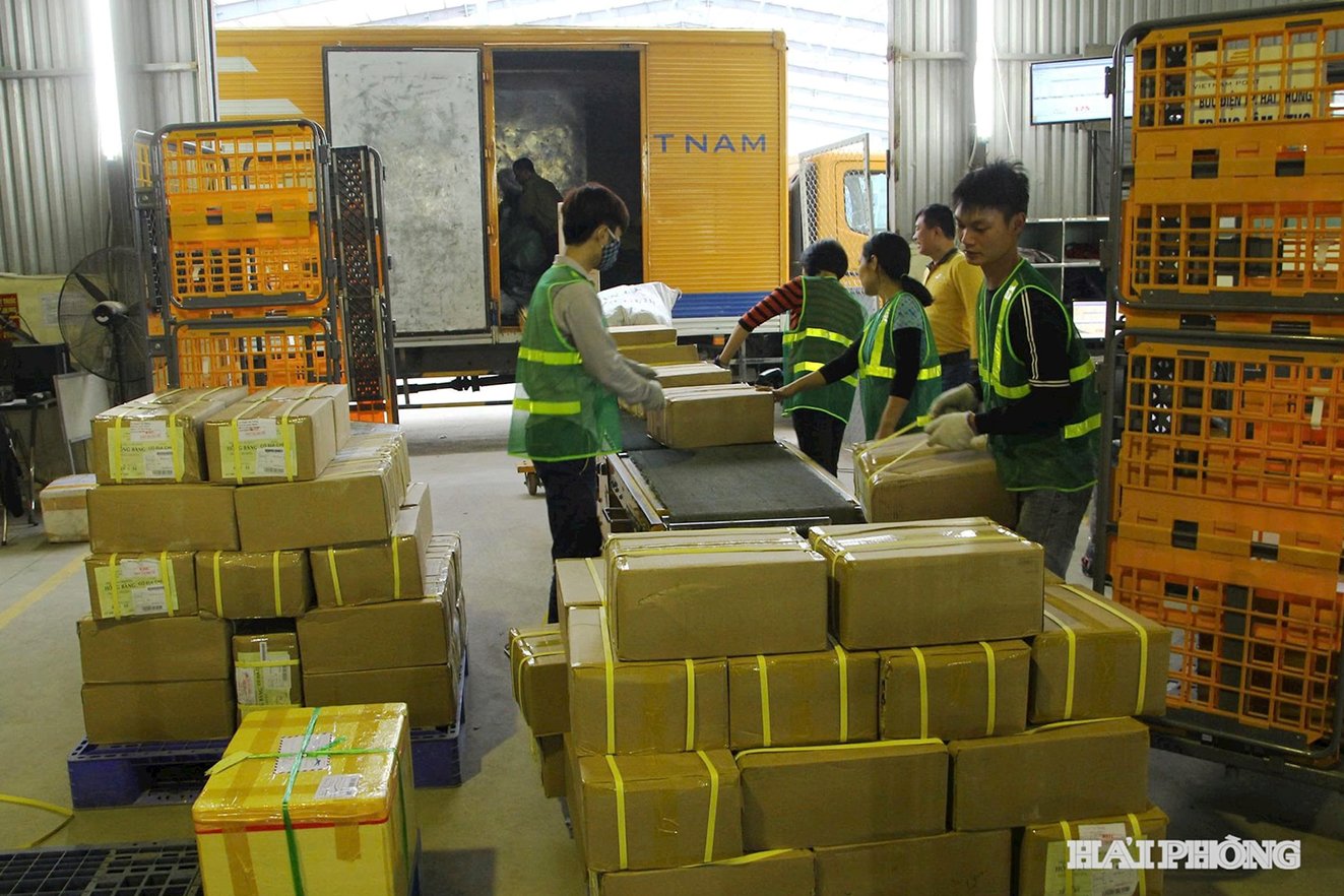 Hải Phòng: Bưu điện 'chạy đua' chuyển phát mùa cao điểm cuối năm