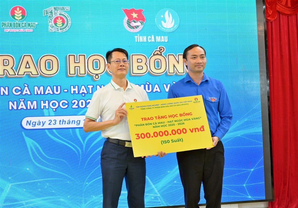 Trao 150 suất học bổng “Phân bón Cà Mau - Hạt ngọc mùa vàng” hỗ trợ học sinh vượt khó học tốt