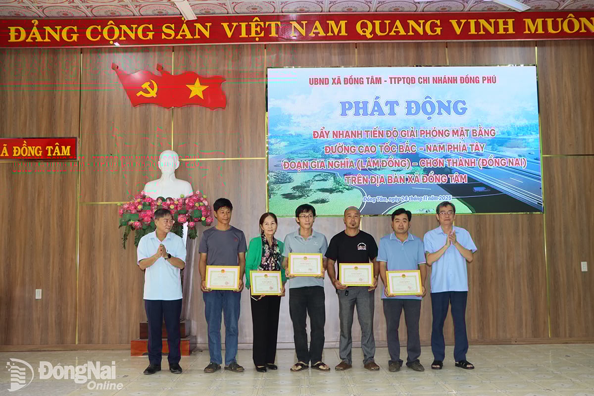 ڈونگ تام کمیون کے رہنماؤں نے Gia Nghia - Chon Thanh ایکسپریس وے پروجیکٹ کے لیے سائٹ کلیئرنس کو تیز کرنے میں ان کے تعاون کے لیے شاندار گھرانوں کی تعریف کی۔ تصویر: Nhu Nam 