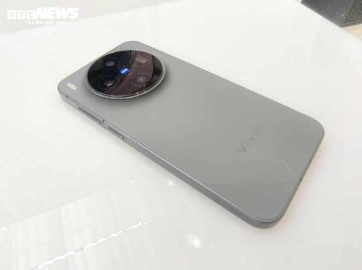 VIVO最新モデル　X300pro Zeissレンズ搭載 スペースグレー ZEISS 交換レンズにより、vivo X300 シリーズはハンドヘルド カメラに