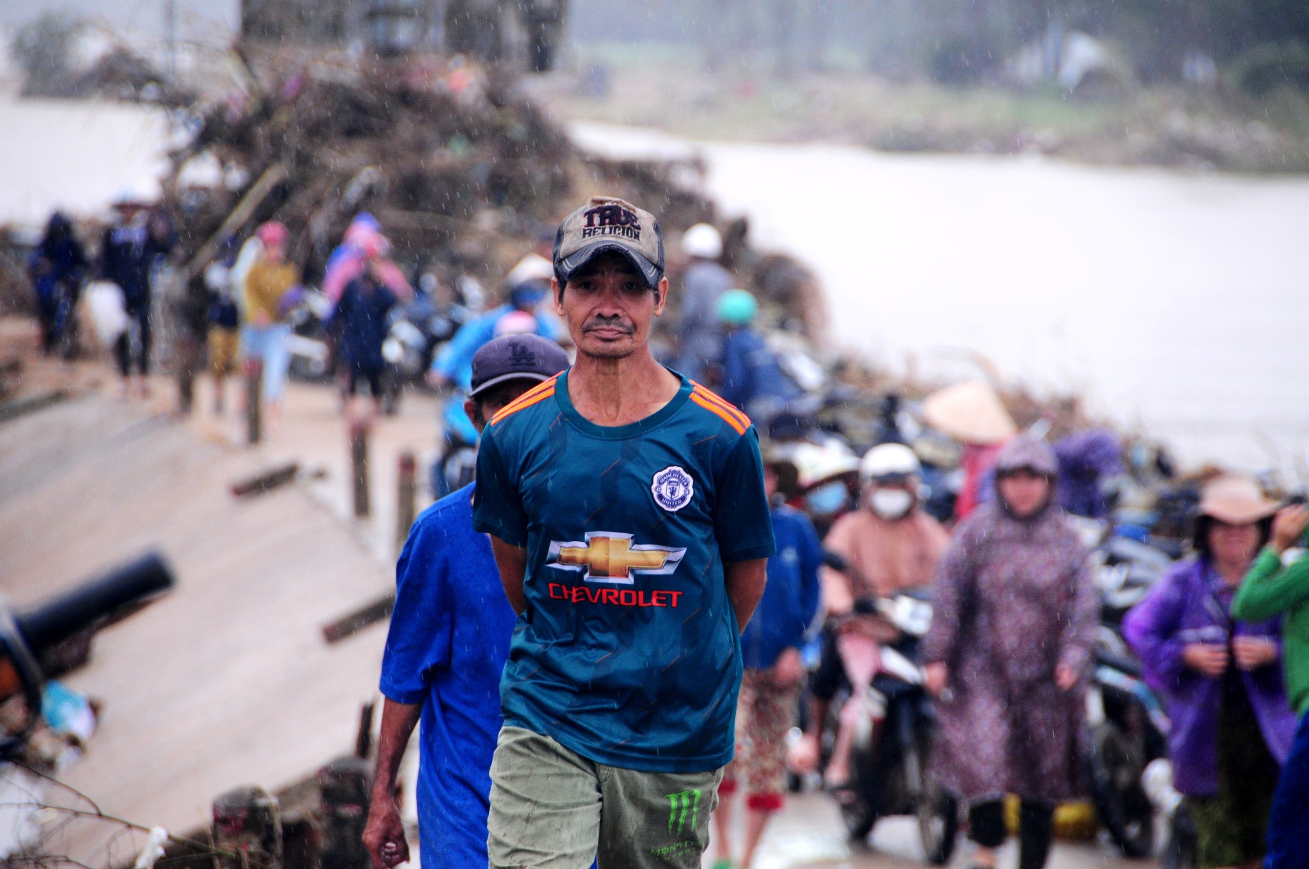 Người dân ven sông Kỳ Lộ nối hàng dài nhận hàng cứu trợ