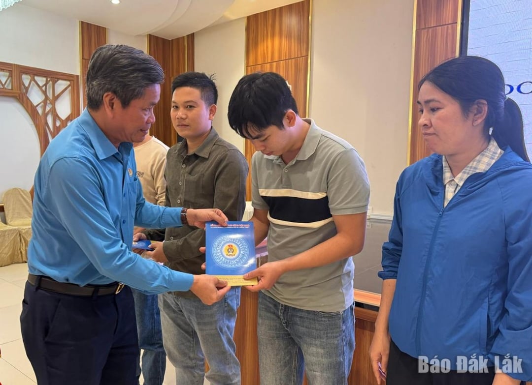 Huỳnh Thanh Xuân, Phó Chủ tịch Tổng Liên đoàn Lao động Việt Nam tặng quà hỗ trợ người lao động.