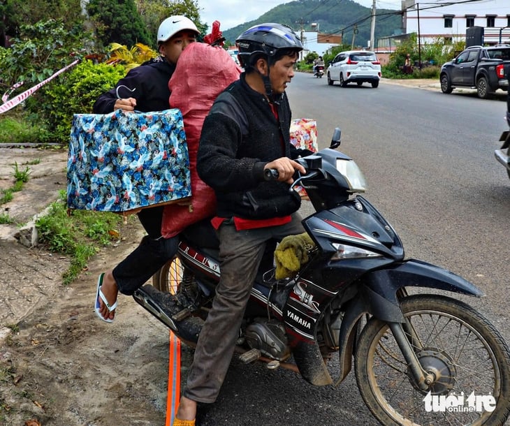 Tiếp tục sơ tán khẩn cấp dân sống gần quả đồi 'rách đôi' ở vùng lũ Đa Nhim - Ảnh 3.