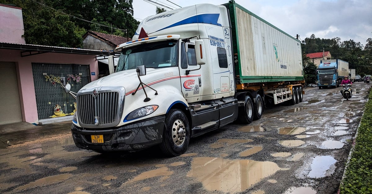 Nhiều đoạn quốc lộ 1 tan hoang sau lũ, xe cộ nhích từng chút