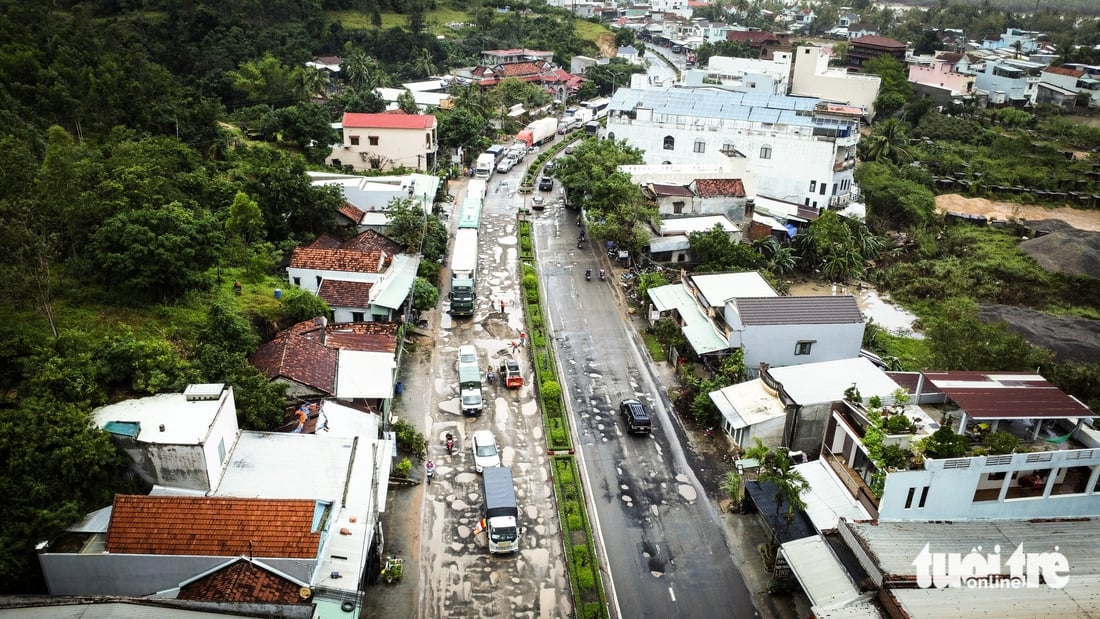 Quốc lộ 1 nhiều đoạn tan hoang sau lũ, xe cộ vật vã nhích từng chút  - Ảnh 2.