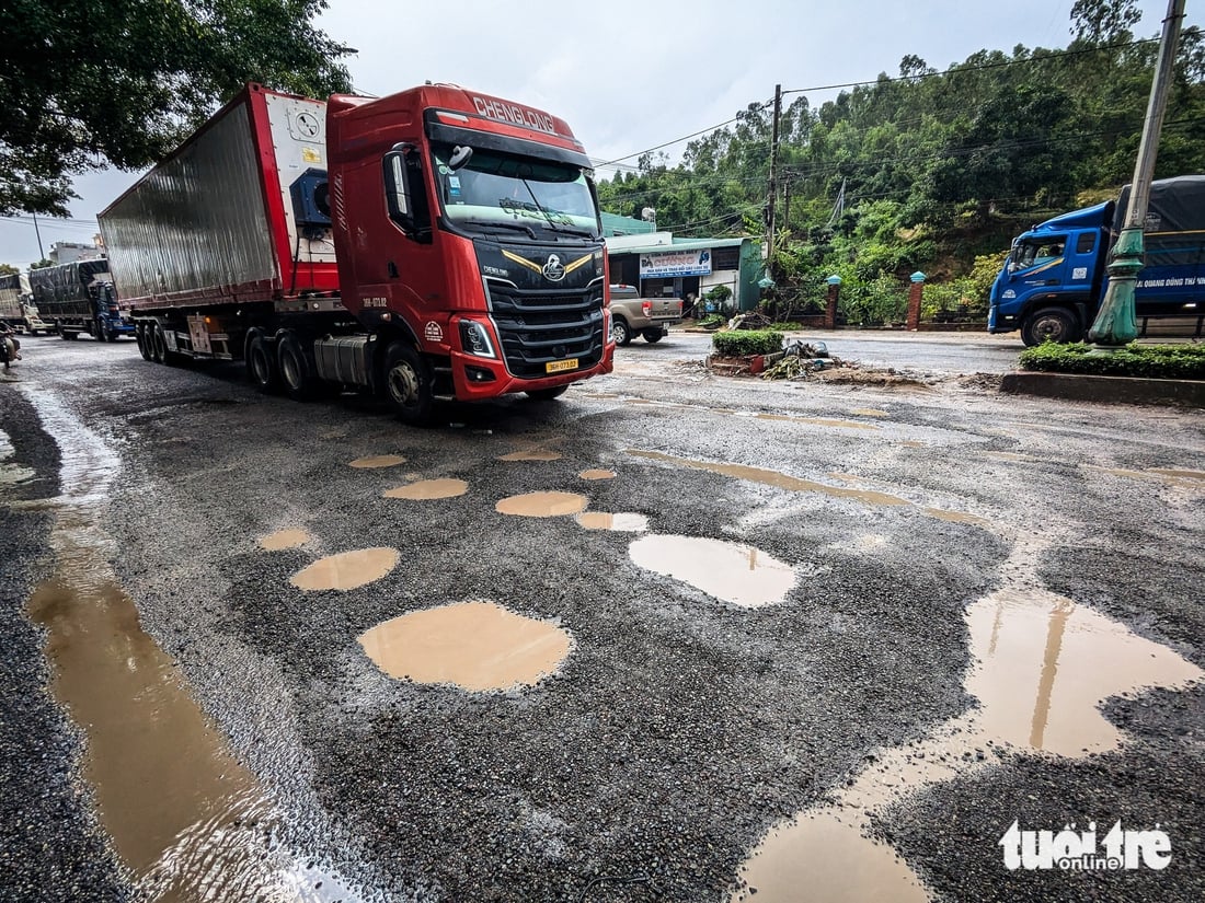 Quốc lộ 1 nhiều đoạn tan hoang sau lũ, xe cộ vật vã nhích từng chút  - Ảnh 6.