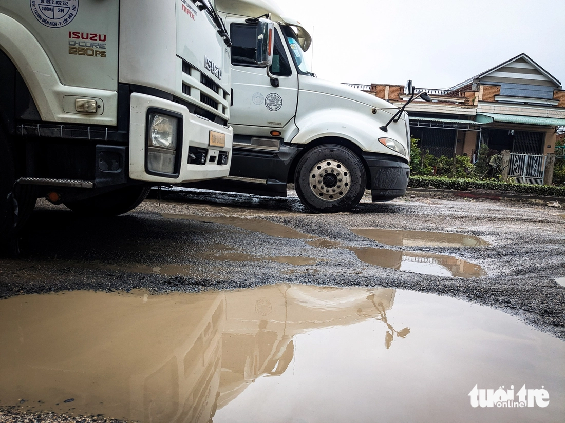 Quốc lộ 1 nhiều đoạn tan hoang sau lũ, xe cộ vật vã nhích từng chút  - Ảnh 8.
