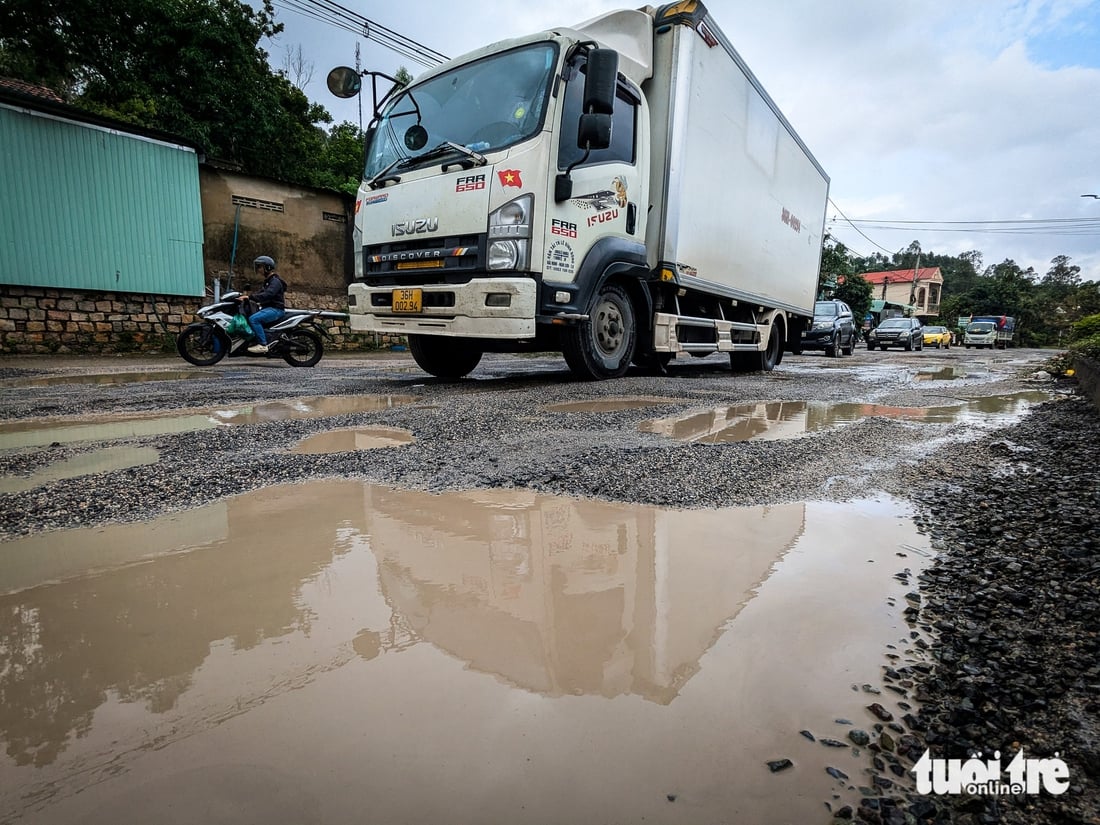 Quốc lộ 1 nhiều đoạn tan hoang sau lũ, xe cộ vật vã nhích từng chút  - Ảnh 9.