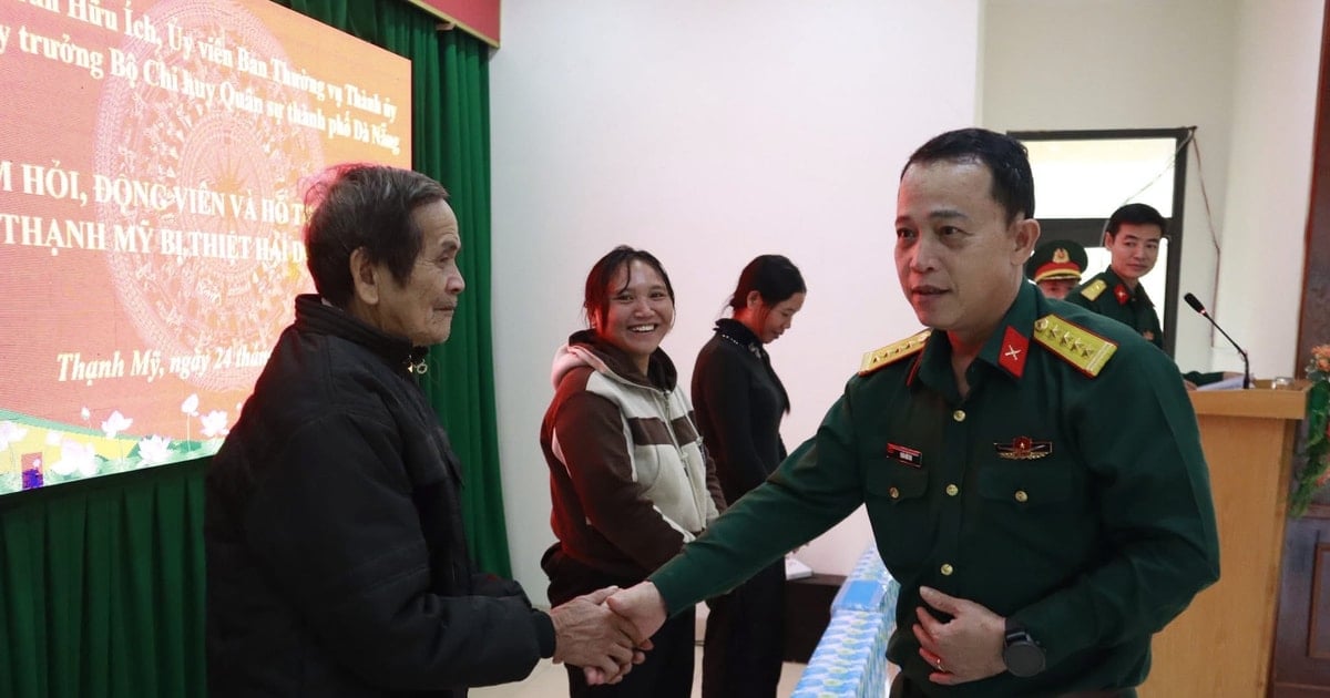 Chỉ huy trưởng Bộ chỉ huy Quân sự thành phố Đà Nẵng thăm, tặng quà người dân xã Thạnh Mỹ