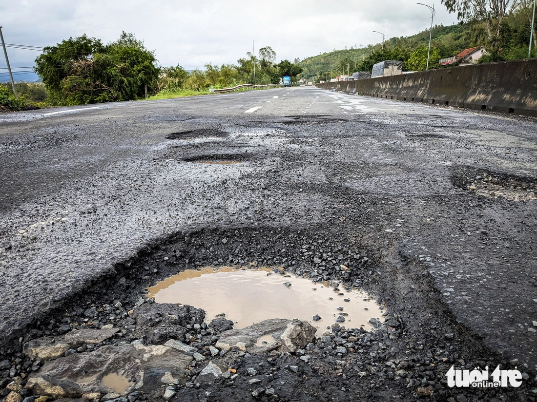 Nhiều đoạn quốc lộ 1 tan hoang sau lũ, xe cộ nhích từng chút - Ảnh 11.