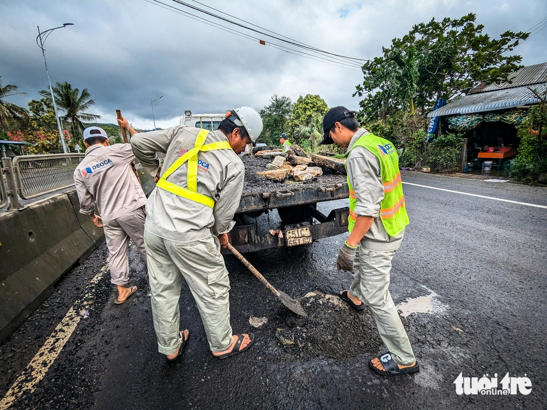 Nhiều đoạn quốc lộ 1 tan hoang sau lũ, xe cộ nhích từng chút - Ảnh 12.